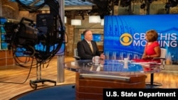 Sekretè Deta Mike Pompeo nan yon entèvyou avèk jounalis chèn televizyon CBS Dayle King nan vil New York, N.Y., nan dat 20 out 2019. [Foto State Department/Ron Przysucha/Public Domain].