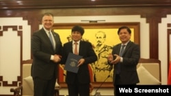 Đại sứ Hoa Kỳ tại Việt Nam Daniel J. Kritenbrink trao thư của FAA tới Cục trưởng Cục Hàng không Việt Nam Đinh Việt Thắng và chúc mừng Việt Nam đạt được xếp hạng an toàn hàng không loại 1.