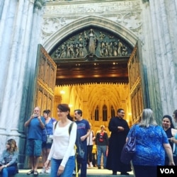 Priest greets parishioners in front of St. Patrick's cathedral in Manhattan, New York, Sept. 19, 2015. (Photo: S. Lemaire / VOA)