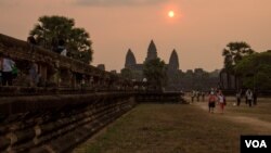 Sunrise over the famed Angkor Wat temple in northern Cambodia, Saturday, March 21, 2015. (Nov Povleakhena/VOA Khmer)