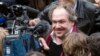 L'écrivain français Mathias Enard répond aux questions des journalistes après avoir reçu son prix, à Paris, 3 novembre 2015. (AP Photo/Jacques Brinon)