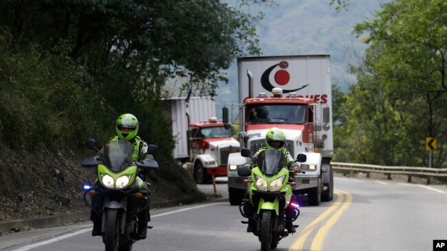哥伦比亚警察护送两辆载有美国人道救援物资的大卡车前往哥伦比亚与委内瑞拉的边境。(2019年2月7日)
