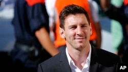 La star du football, l'argentin Lionel Messi arrive à un tribunal pour répondre aux questions dans une affaire de fraude fiscale à Gava, près de Barcelone, Espagne, le 27 septembre 2013.