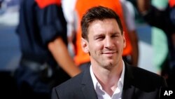 La star du football, l'argentin Lionel Messi arrive à un tribunal pour répondre aux questions dans une affaire de fraude fiscale à Gava, près de Barcelone, Espagne, le 27 septembre 2013.