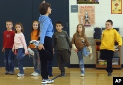 미국 인디애나주 그린필드의 한 초등학교에서 체육교사가 1학년 아이들을 가르치고 있다. (자료사진)