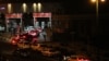 ازدحام مقابل پمپ بنزین‌ها پس از وقوع زلزله در شهر تهران. 