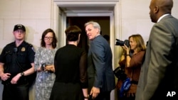 Dân biểu California Kevin McCarthy (giữa) quay sang vợ Judy McCarthy khi họ vào một cuộc họp kín của đảng Cộng hòa ở điện Capitol, Washington, ngày 8/10/2015.