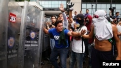 Anti-government protesters clash with National Police during a protest against President Nicolas Maduro's government in Caracas May 12, 2014. Venezuela said on Sunday it had freed most of the 243 youth activists arrested in raids last week on street camps