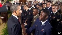 Tổng thống Obama chào đón một nhóm quân nhân vừa nhập quốc tịch tại Tòa Bạch Ốc ở Washington, 4/7/2012