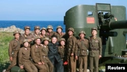 Ông Kim Jong Un có thể đã bị trật chân trong khi đi thanh sát một đơn vị quân đội.