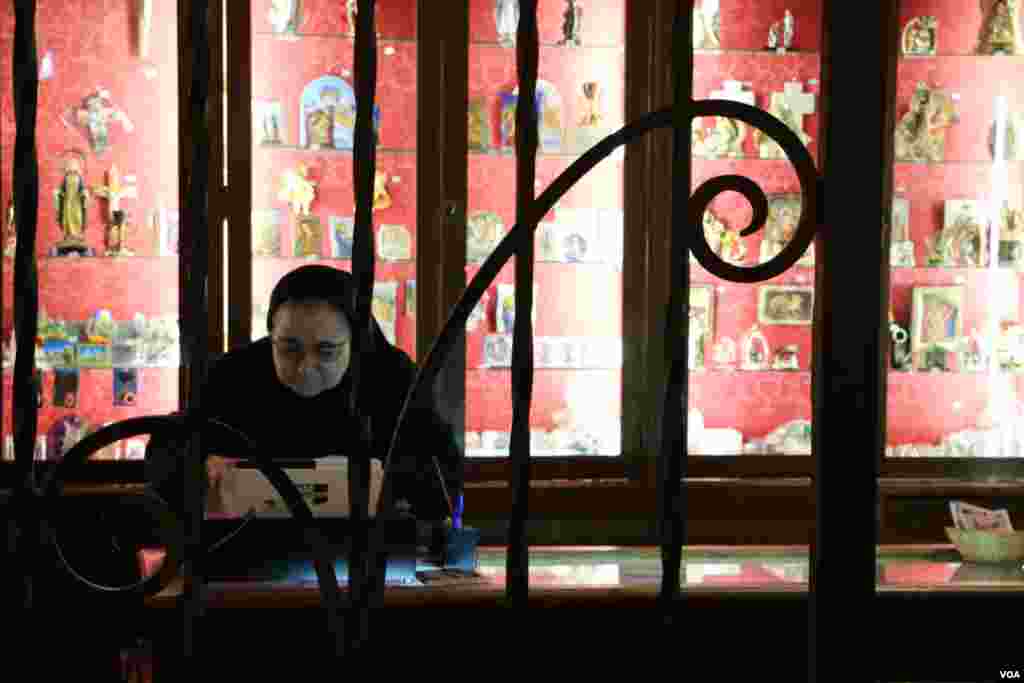 زن راهبه ای در کلیسای جامع شهر والنسیا