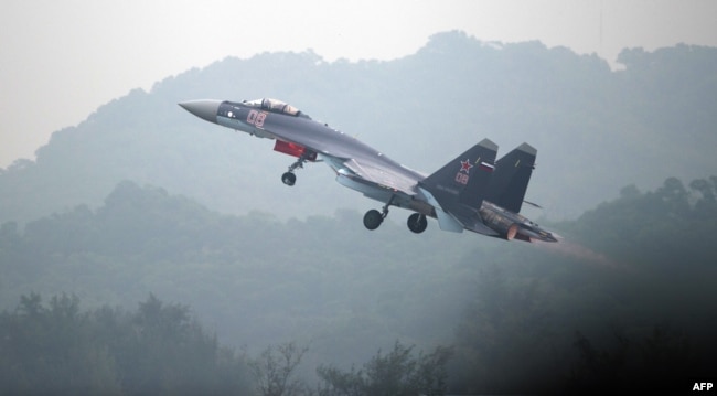 一架俄制苏-35战机在广东珠海的航空展开幕前试飞。（2014年11月10日） AFP