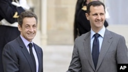 French President Nicolas Sarkozy (L) welcomes Syrian President Bashar al-Assad at the Elysee presidential palace in Paris. 13 Nov 2009