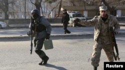 21일 아프가니스탄 카불의 교통경찰 본부에서 자살폭탄 공격이 발생한 가운데, 현장으로 출동하는 경찰들.