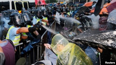 香港民主抗议持续 部分金融机构暂停业务