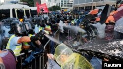 28일 수만명의 시위대가 홍콩 정부 청사 인근에 모인 가운데 홍콩 경찰이 최루탄을 발사하고 있다 