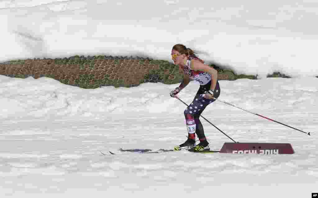 Sophie Caldwell dari Amerika Serikat mengenai atasan tak berlengan saat bertanding di nomor 10K klasik cross-country pada Olimpiade Sochi, 13 Februari 2014. Suhu menanjak naik jauh menembus titik beku di kota tempat berlangsungnya olimpiade musim dingin ini.
