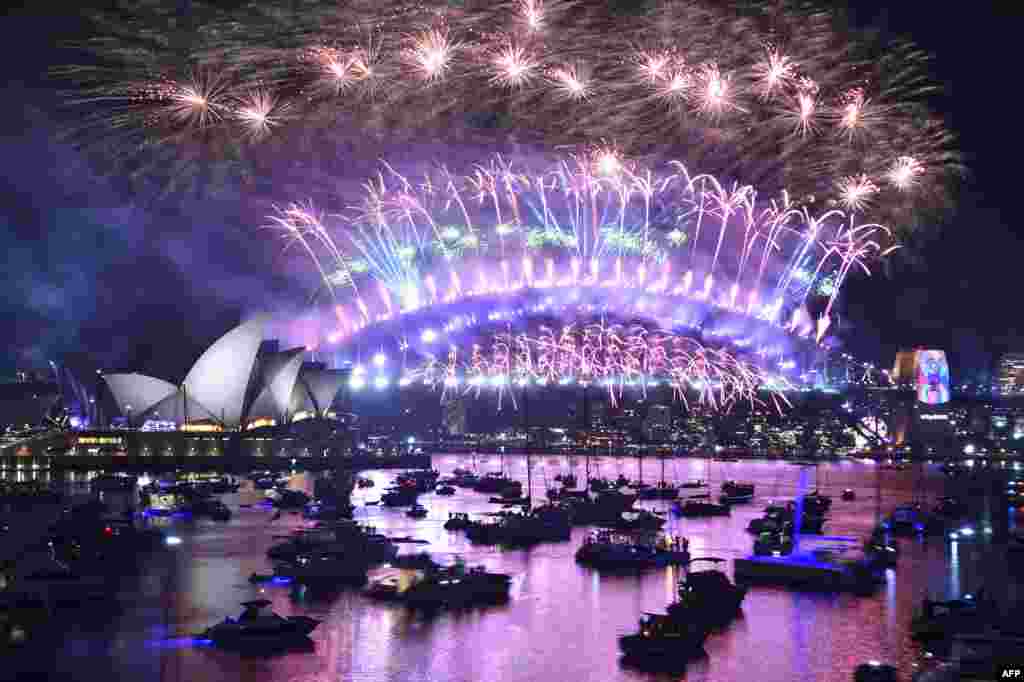 Kembang api perayaan Tahun Baru menerangi tempat ikonik Harbour Bridge dan Opera House di Sydney, Australia, 1 Januari 2019.&nbsp;