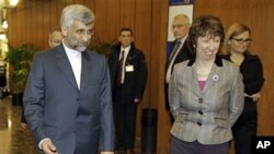 EU foreign policy chief Catherine Ashton, right, greets Saeed Jalili, Iran's chief negotiator in the foyer of the conference center near the Swiss mission to the United Nations in Geneva, 06 Dec. 2010