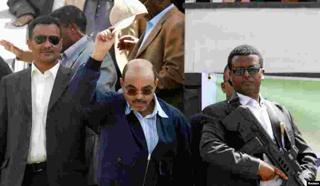 Meles lifts his cap to salute supporters of the EPRDF party at the Meskel Square in Addis Ababa, May 25, 2010.
