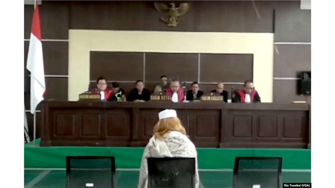 Terdakwa penganiayaan anak, Bahar Smith, menjalani sidang di Gedung Arsip dan Perpustakaan Kota Bandung, Kamis, 21 Maret 2019. (Foto:Rio Tuasikal/VOA)