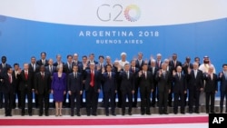 주요 20개국(G20) 정상들이 30일 아르헨티나 부에노스 아이레스 코스타 살게로 센터 내에서 기념촬영을 하고 있다.