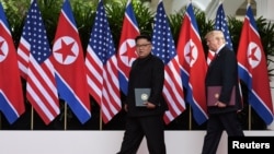 صدر ٹرمپ اور کم جونگ ان ملاقات کے بعد مشترکہ اعلامیے پر دستخطوں کی تقریب میں شرکت کے لیے آرہے ہیں۔