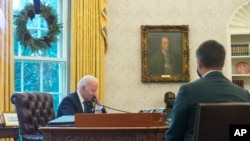 မနှစ်က ယူကရိန်းသမ္မတကို ဖုန်းဆက်သွယ်ပြောဆိုနေတဲ့ အမေရိကန်သမ္မတ Joe Biden. (ဒီဇင်ဘာ ၉၊ ၂၀၂၁)