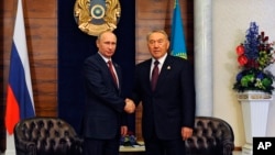 Rossiya Prezidenti Vladimir Putin (chapda) va Qozog'iston rahbari Nursulton Nazarboyev Ostonada o'tgan uchrashuvda, 29-may, 2014-yil.
