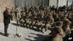 Bộ trưởng Quốc phòng Hoa Kỳ Chuck Hagel nói chuyện với binh sĩ Mỹ trong khi đến thăm Căn cứ Chỉ huy Tiền phương Gamberi ở Afghanistan 