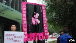 激進支持公民提名的人士在佔中商討日三中文大學會場外拉票