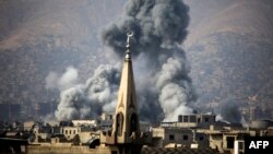 지난 23일 시리아 반군이 점령하고 있는 다마스쿠스 외곽 아르빈 지역에 공습이 있은 후 연기가 치솟고 있다.