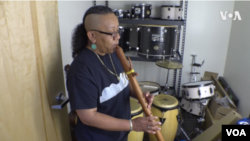미국 뉴멕시코주 산타페 ‘아메리칸 인디언 예술 학교(Institute of American Indian Arts)’에서 학생이 원주민 악기를 배우고 있다. 