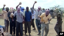 Des islamistes d'al-Shabab lapidant un homme dans le district d'Afgoye, en Somalie, le 13 décembre 2009.