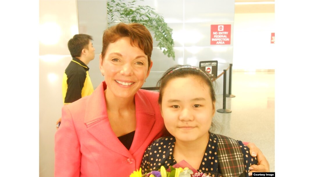 美国的女权无疆界组织主席瑞洁和安妮在旧金山国际机场(女权无疆界组织提供)