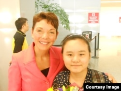 美国的女权无疆界组织主席瑞洁和安妮在旧金山国际机场（女权无疆界组织提供）