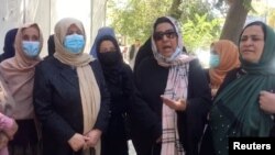 Aksi protes sekelompok perempuan di Kabul, Afghanistan, 16 September 2021 dalam tangkapan layar yang diperoleh dari video media sosial. (ZAKIA KAWYAN/via REUTERS)