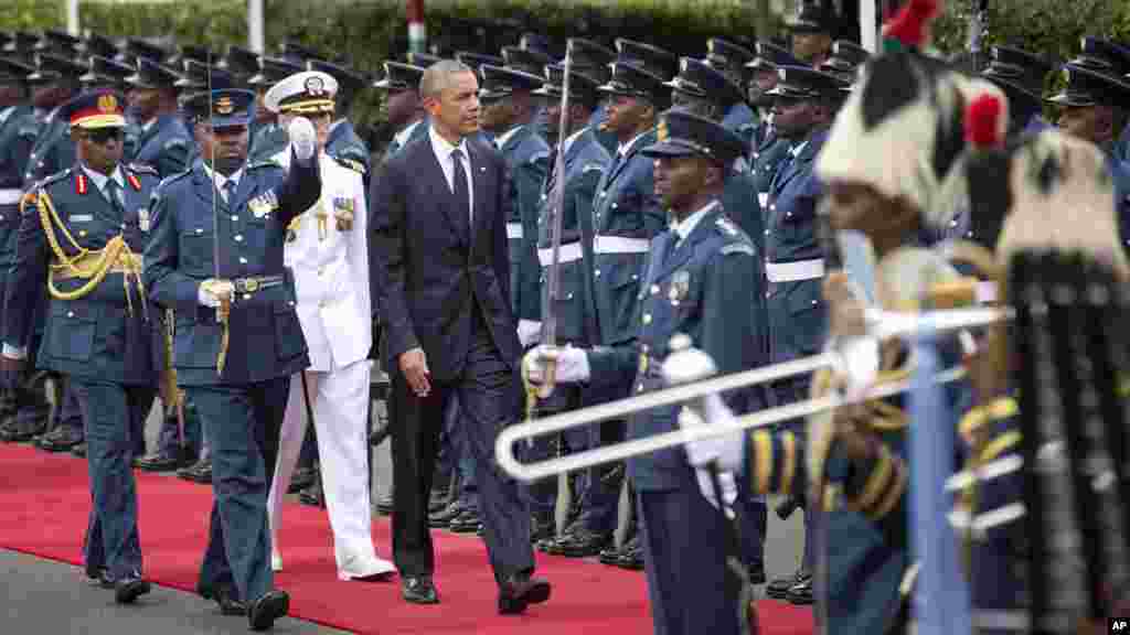 Le président américain Barack Obama passe en revue la garde d&#39;honneur kényane après son arrivée à la State House, à Nairobi,&nbsp; 25 juillet 2015. &nbsp;
