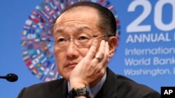 Le président de la Banque mondiale, Jim Yong Kim, qui a offert 100 millions de dollars supplémentaire pour aider à lutter contre l'Ebola 