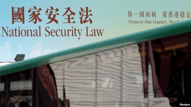 香港政府在街頭張貼的港版國安法宣傳標語。（2020年6月29日）
