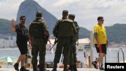 Petugas keamanan Brazil melakukan patroli di pantai Copacabana di dekat tempat pertemuan Presiden terpilih Jair Bolsonaro dan PM Israel Benjamin Netanyahu yang berkunjung ke Rio de Janeiro, Jumat (28/12). 