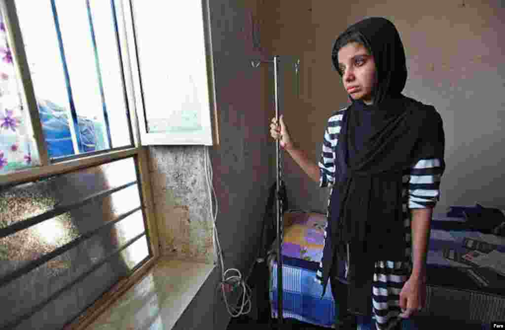 خبرگزاری فارس عکسهایی از دختری به نام رقیه منتشر کرده که بخاطر عقرب زدگی دکترها در بیمارستان برازجان بوشهر، آمپول اشتباه به او زده اند. عکس: محمود صادقی