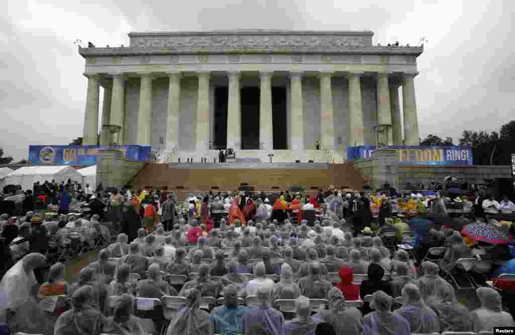 Cientos depersonas desafían la lluvia para recordar frente al monumento de Lincoln, en Washington, el discurso de Martin Luther King Jr., &quot;I have a dream&quot; 50 años después de su pronunciamiento.