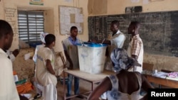 Para petugas pemilu mulai menghitung surat suara yang masuk seusai berakhirnya pemungutan suara pemilu Presiden di TPS di Timbuktu, Mali (28/7).