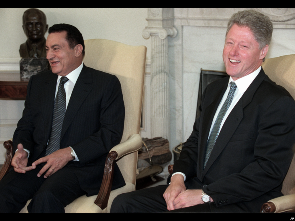 &nbsp;(美联社) 1995年九月二十九号克林顿总统在白宫椭圆形办公室与埃及总统穆巴拉克谈笑，当时以色列和巴解组织已经签订了中东协议