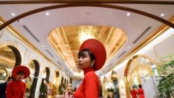 Le personnel attend pour accueillir les invités dans le hall du tout nouvel hôtel Dolce Hanoi Golden Lake, le premier hôtel plaqué or au monde, à Hanoi le 2 juillet 2020.