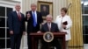 Presiden AS Donald Trump bersama Wapres Mike Pence (kiri) dan Menlu AS Rex Tillerson (duduk) di Gedung Putih (foto: dok).