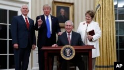 Presiden AS Donald Trump bersama Wapres Mike Pence (kiri) dan Menlu AS Rex Tillerson (duduk) di Gedung Putih (foto: dok).