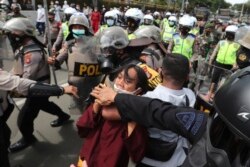 Pendukung Rizieq Shihab, pemimpin Front Pembela Islam (FPI), bentrok dengan aparat kepolisian saat unjuk rasa di Jakarta, Jumat, 18 Desember 2020