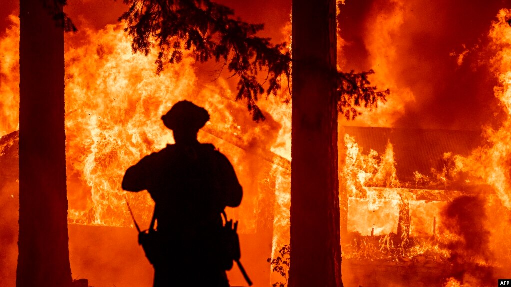 消防人员在加州巴特郡奋力控制“迪克西大火”。(2021年7月24日)(photo:VOA)